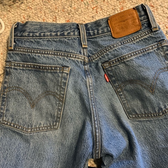 Levi's Wedgie Fit Distressed - Picture 4 of 6